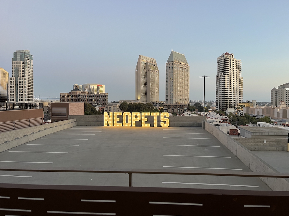 Neopets rooftop comic Con 2023