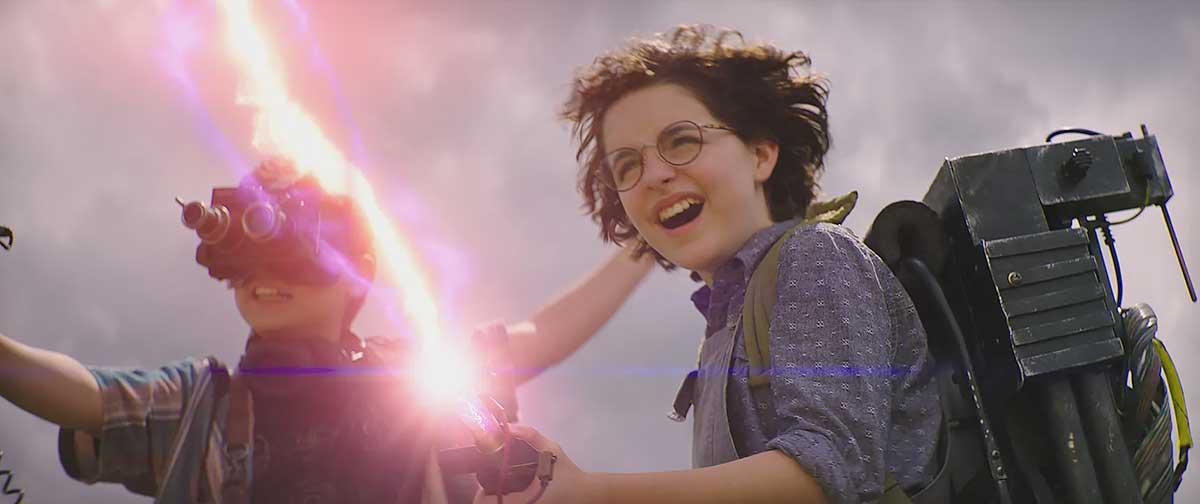 Phoebe (McKenna Grace) fires up the proton pack